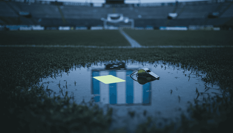 Atlético Tucumán edged it by a narrow margin and held on with 10 after R. Ruiz's goal